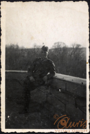 Soldat in Uniform während des Ersten Weltkriegs auf einem Balkon in ländlicher Umgebung