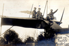 Gruß von Flugplatz Munster-Lager während des Ersten Weltkriegs mit Soldaten auf einem Flugzeug
