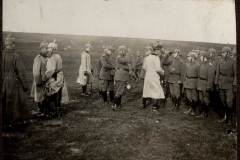 Deutsche Offiziere im Ersten Weltkrieg in einer Besprechung auf dem Schlachtfeld