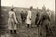 Begegnung deutscher Offiziere während des Ersten Weltkriegs auf einem offenen Feld