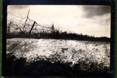 Schützengraben im Ersten Weltkrieg mit Stacheldraht und rauer Landschaft