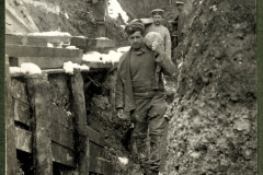 Soldaten in Schützengraben während des Ersten Weltkriegs in verschneiter Landschaft