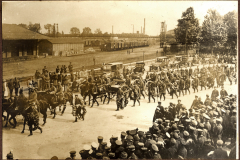 Militärparade nach dem Ersten Weltkrieg in einer Stadt mit industrieller Kulisse