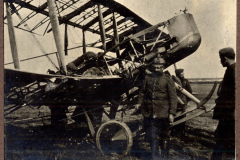 Abgeschossenes Flugzeug während des Ersten Weltkriegs auf einem Militärgelände