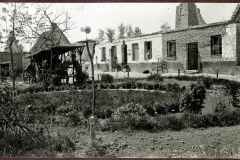 Zerstörte Gebäude mit Garten nach dem Ersten Weltkrieg in einer französischen Stadt
