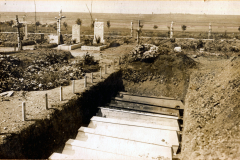 Kriegsgräberstätte aus dem Ersten Weltkrieg mit Treppe und Gedenksteinen