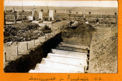 Massengrab in Frankreich während des Ersten Weltkriegs 1917 zeigt die Gräber gefallener Soldaten und die schrecklichen Folgen des Krieges