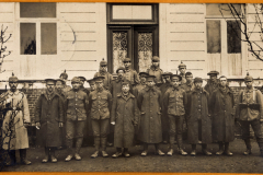 Soldaten des Ersten Weltkriegs posieren in Uniform vor einem Gebäude in Europa