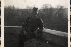 Soldat in Uniform während des Ersten Weltkriegs auf einem Balkon in ländlicher Umgebung