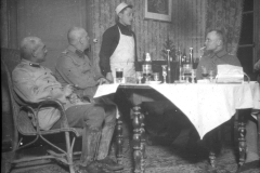 Gespräch zwischen Offizieren und einem Kellner in einem Restaurant während des Ersten Weltkriegs