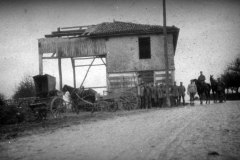 Soldaten und Güterwagen in der Nähe eines unvollendeten Gebäudes während des Ersten Weltkriegs