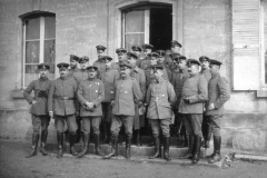 Gruppierung von Offizieren im Ersten Weltkrieg vor einem Gebäude in Europa