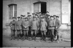Gruppenaufnahme deutscher Offiziere während des Ersten Weltkriegs vor einem Militärgebäude in 1917