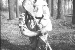 Holzkasten mit 92 S/W Dias positive 3,3 x 5 cm teilweise auf Diarahmen beschriftet; Quartier in Rouvroy, Geschützstellungen, Eric Liebert mit Fritz Hab, 2. Batteriefühere s MG, Infantrie in Schwimmreifen mit Paddeln, Infantrie im Wasser mit Reifen, Granattrichter, russische Bauern, Graben mit Scherenfernrohr, Offizier mit Pferd und Maus, Geschützstellung, Offiziersunterstand, Soldatenportrait, Offizier im Kleinstauto, kleines Flußboot, Straßenbauarbeiten, Offiziere in Kutsche, Quartier in Ardenie, gerade bombardierter Unterstand, Telefonhütte, Ausgehölter Berg mit Stellung, Schweine, Kühe, Küche, Offiziersfotos mit Pferd in Graben, Ausgebaute Grabenstellungen, Gruppenfotos Offiziere