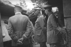 Militärische Besprechung von Offizieren während des Ersten Weltkriegs in einem Schützengraben