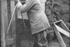 Militärischer Fotograf bei der Arbeit im Ersten Weltkrieg innerhalb einer Schützengrabenlandschaft