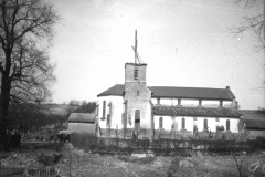 Die zerstörte Kirche nach dem Ersten Weltkrieg in einem französischen Dorf