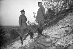 Zwei Offiziere im Gespräch während des Ersten Weltkriegs in einer ländlichen Umgebung