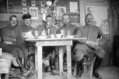 Fünf Soldaten der deutschen Armee während des Ersten Weltkriegs in einer Unterkunft