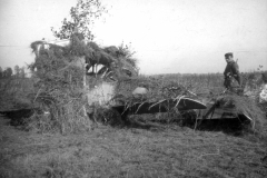 Militärfahrzeug der deutschen Truppen im Ersten Weltkrieg, getarnt mit Gras und Ästen auf dem Schlachtfeld: Rouvroy, Ardenie, Geschützstellungen, Quartier, Offizier, Soldaten, Infantrie, Schlachtfeld, ländliche Landschaft, Granattrichter, Überwachung, Offiziersunterstand