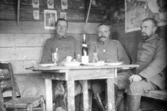 Besatzung deutscher Soldaten während des Ersten Weltkriegs in einem Unterstand bei einer kleinen Feier