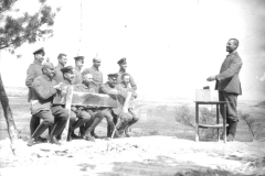 Soldaten des Ersten Weltkriegs beim gemeinsamen Spiel auf einem Felsen im Freien