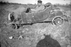 Soldat in einem beschädigten Auto während des Ersten Weltkriegs in einem Feld