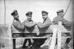 Soldaten im Ersten Weltkrieg sitzen auf einer Bank und zeigen Kameradschaft während des Krieges in den Schützengräben