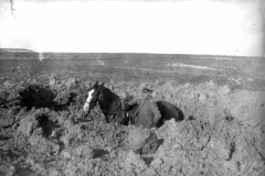 Soldat im Ersten Weltkrieg mit einem Pferd in einem Muddy Trench