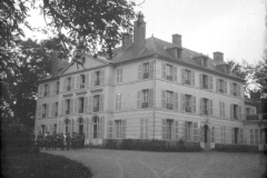 Militärische Besprechung vor einem Herrenhaus während des Ersten Weltkriegs in Frankreich