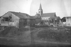 Zerstörte Landschaft nach dem Ersten Weltkrieg in einem kleinen Ort mit Kirche und Ruinen