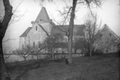 Kriegseinwirkungen auf eine Kirche während des Ersten Weltkriegs in der ländlichen Umgebung