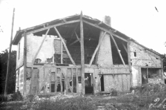 Zerstörtes Bauernhaus während des Ersten Weltkriegs in einer ländlichen Gegend