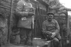 Zwei Offiziere der deutschen Armee im Ersten Weltkrieg in einer
