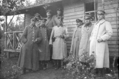 Soldaten während des Ersten Weltkriegs vor einem einfachen Holz