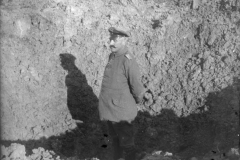 Militärführer steht in einem Schützengraben während des Erst