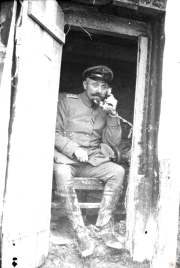 Soldat im Ersten Weltkrieg kommuniziert telefonisch aus einer Feldunterkunft