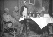 Gespräch zwischen Offizieren und einem Kellner in einem Restaurant während des Ersten Weltkriegs