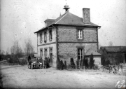 Historisches Gebäude in einem Dorf während des Ersten Weltkriegs