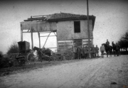 Soldaten und Güterwagen in der Nähe eines unvollendeten Gebäudes während des Ersten Weltkriegs