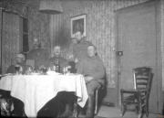 Hintergrund einer Besprechung deutscher Soldaten im Ersten Weltkrieg in einem einfachen Raum