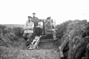 Soldaten im Graben während des Ersten Weltkriegs im Jahr 1916, posierend vor einem Geschütz