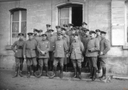 Gruppierung von Offizieren im Ersten Weltkrieg vor einem Gebäude in Europa