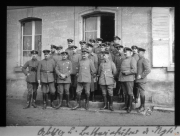 Gruppenaufnahme deutscher Offiziere während des Ersten Weltkriegs vor einem Militärgebäude in 1917