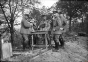 Soldaten des Ersten Weltkriegs bei der Nutzung eines Geräts in der Natur