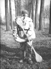 Holzkasten mit 92 S/W Dias positive 3,3 x 5 cm teilweise auf Diarahmen beschriftet; Quartier in Rouvroy, Geschützstellungen, Eric Liebert mit Fritz Hab, 2. Batteriefühere s MG, Infantrie in Schwimmreifen mit Paddeln, Infantrie im Wasser mit Reifen, Granattrichter, russische Bauern, Graben mit Scherenfernrohr, Offizier mit Pferd und Maus, Geschützstellung, Offiziersunterstand, Soldatenportrait, Offizier im Kleinstauto, kleines Flußboot, Straßenbauarbeiten, Offiziere in Kutsche, Quartier in Ardenie, gerade bombardierter Unterstand, Telefonhütte, Ausgehölter Berg mit Stellung, Schweine, Kühe, Küche, Offiziersfotos mit Pferd in Graben, Ausgebaute Grabenstellungen, Gruppenfotos Offiziere
