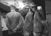 Militärische Besprechung von Offizieren während des Ersten Weltkriegs in einem Schützengraben