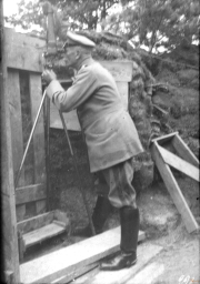 Militärischer Fotograf bei der Arbeit im Ersten Weltkrieg innerhalb einer Schützengrabenlandschaft