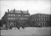 Platzleben während des Ersten Weltkriegs in einer Stadt mit historischer Architektur