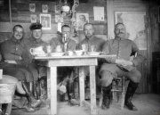Fünf Soldaten der deutschen Armee während des Ersten Weltkriegs in einer Unterkunft